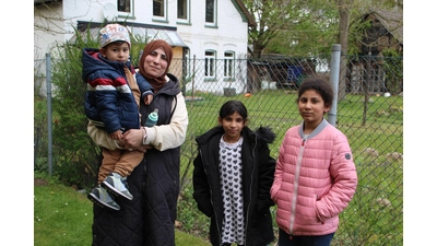 Mutter Zahra Nouri und ihren Kindern Emad Aldeen, Ajayat und Ayscha steckt der Schock über den Brand, den Verlust der Wohnung und nahezu allen Besitztümern noch in den Knochen, doch viel mehr bewegt sie die Sorge, wo sie künftig wohnen werden. Derzeit lebt die Familie zu acht in einem Zimmer. (Foto: nh)