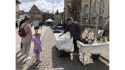 Am Sonntag wird es wieder bunt und kreativ auf dem Bückeburger Marktplatz, wenn rund 14 Künstler, wie hier Jürgen Peters, im Rahmen von „Open Art“ ihre Werke präsentieren und die eine oder andere Überraschung für die Besucher bereithalten.  (Foto: nh)