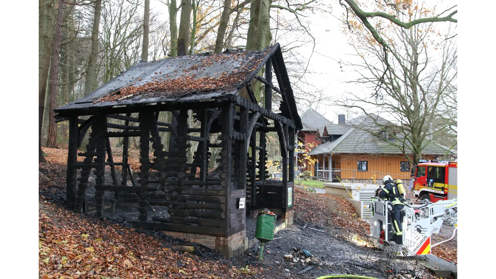 Die Ruine der Schutzhütte im Umfeld des Gastwirtschaftsgebäudes wird auf Brandnester untersucht.  (Foto: bb)