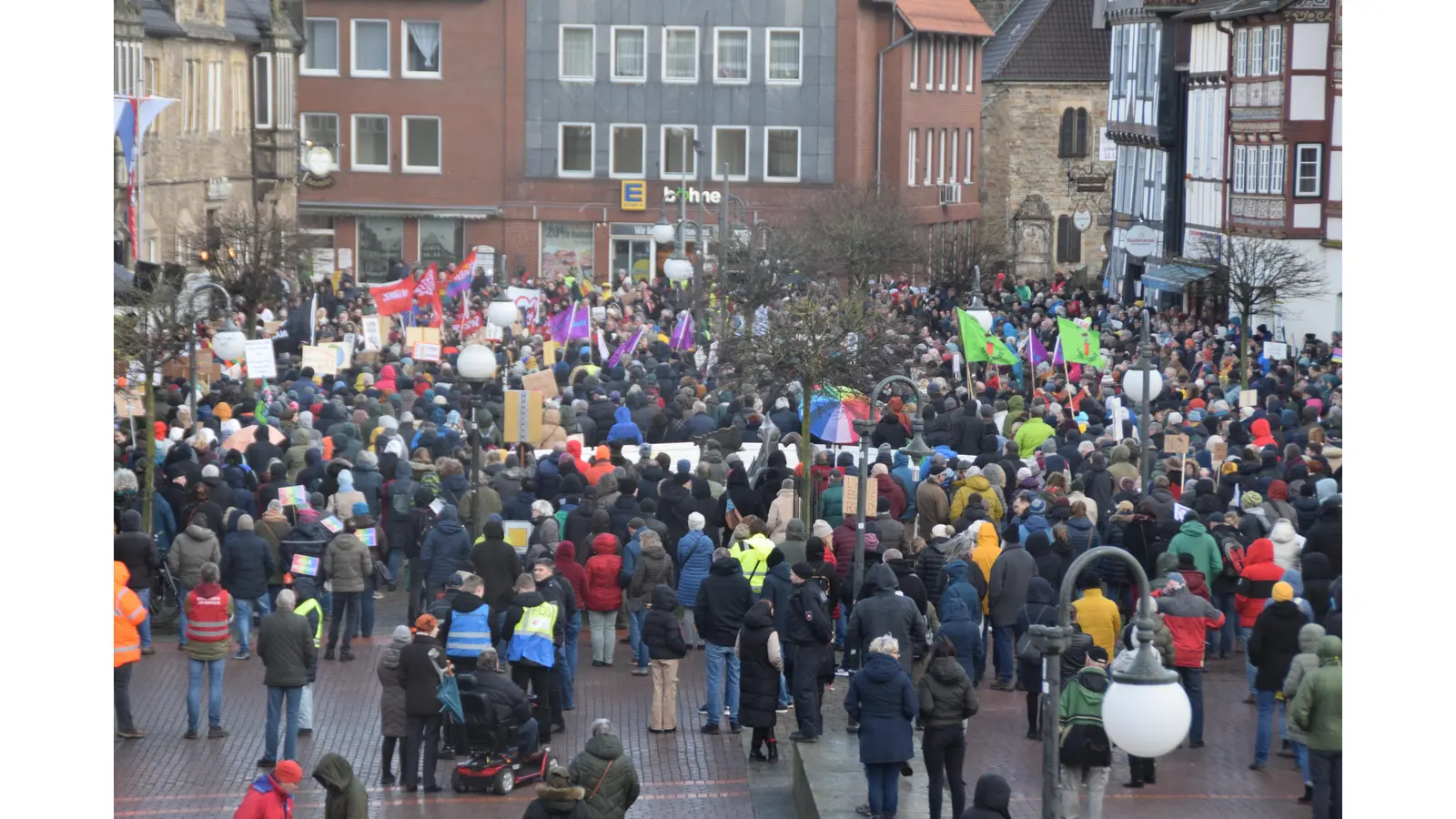 Rund 1500 Menschen kommen zur Demonstration gegen Rechtsextremismus nach Stadthagen, das Bündnis will den Einsatz für eine offene Gesellschaft verstetigen.  (Foto: ab)