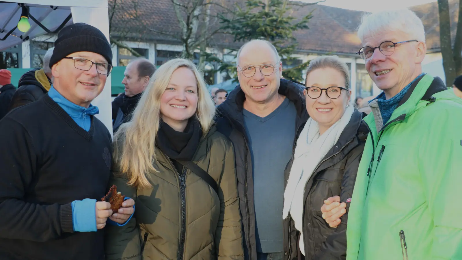 Auf dem Weihnachtsmarkt (v.li.): Thomas Lesniak, Tanja Dierking, Christoph Heinrich, Maud Rang und Horst Gerke. (Foto: gi)