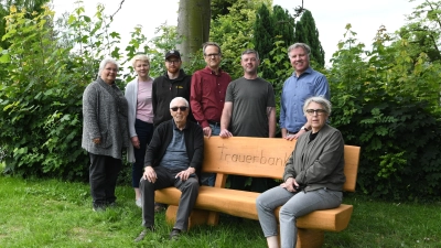 Auf der Bank sitzend die ehrenamtlichen Mitarbeitenden: Rolf Nolte und Marlitt Grigat. Stehend: Susanne Piehler-Kaspar, ehrenamtliche Mitarbeiterin Klaudia Dudek, Sponsor Oliver Alder, Diakonie-Geschäftsführer Stefan Heinze, Friedhofsverwaltung Daniel Möller und Superintendent Martin Runnebaum. (Foto: nd)