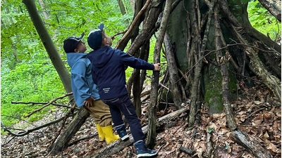 Im Wald: Kinder sammeln Hölzer. (Foto: privat)
