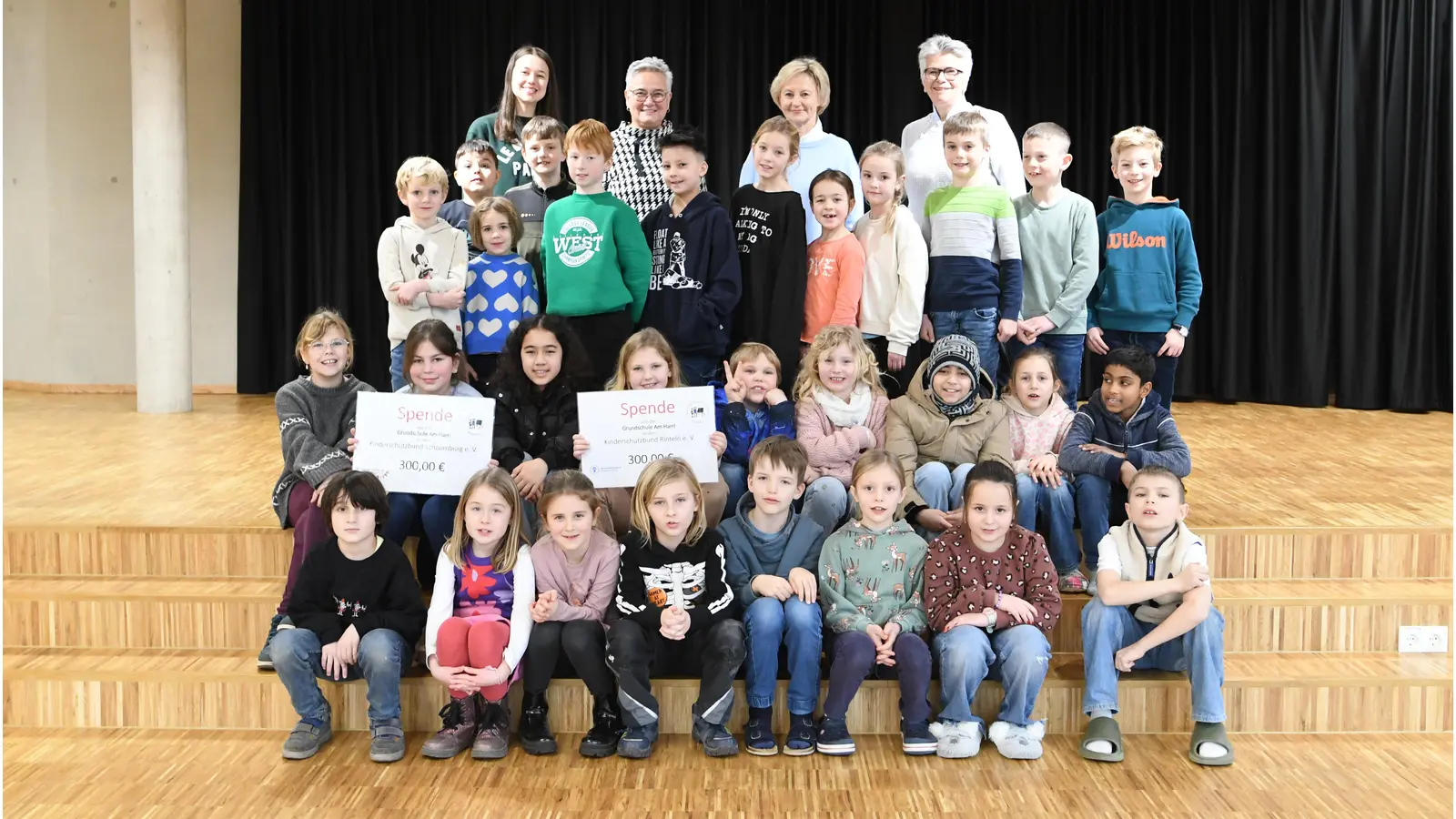 Die Schülervertreter haben das Geld jetzt gemeinsam mit ihrem Bufdi Inga und der Schulrektorin Antje Kronenberg an Petra Rabbe-Hartinger und Georgia Hasse übergeben. (Foto: nd)