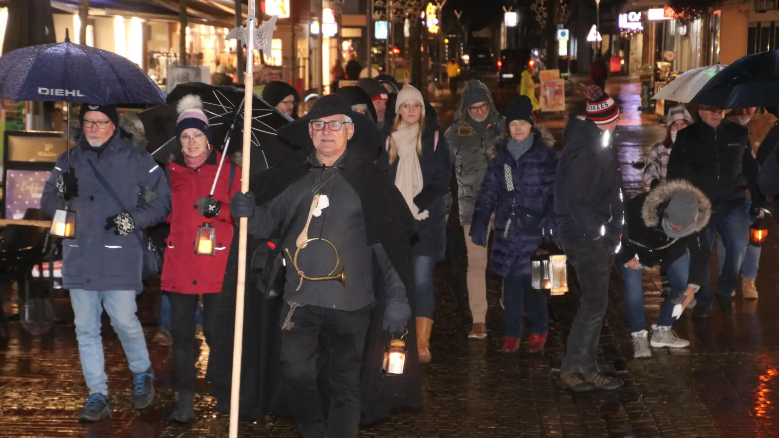 Unterwegs: Nachtwächter Dieter Kohser mit seinen Gästen in der Langen Straße.  (Foto: gi)