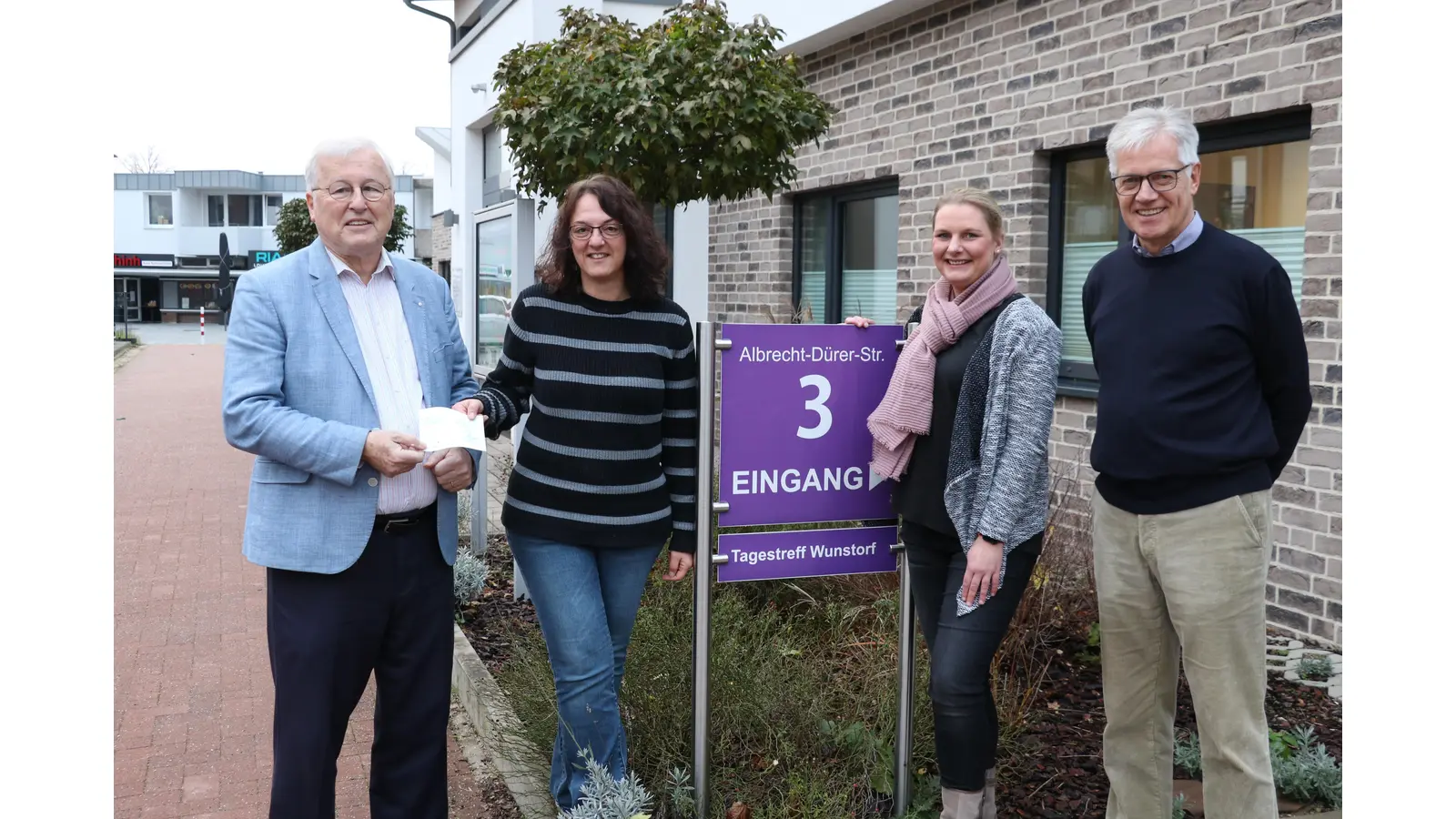 Vor dem Tagestreff (v.li.): Günter Klose, Sabrina Koster, Simone Läßing und Hans-Georg Heinrich.