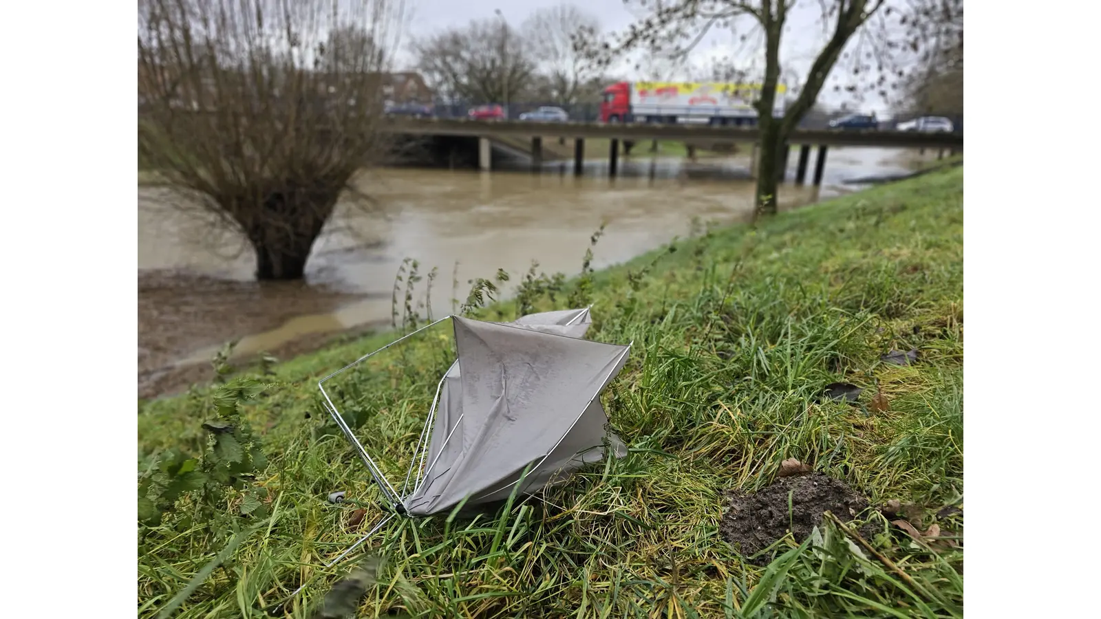 Weiterhin ergiebige Regenfälle: Der Pegel an der Westaue steigt wieder an. (Foto: tau)