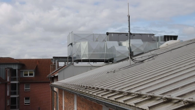 Sticht auf dem Dach hervor: Eine von insgesamt zwei Lüftungsanlagen. (Foto: tau)