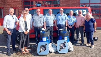 Freudige Gesichter bei der Übergabe der Gerätschaften an die Kreisfeuerwehr Schaumburg. (Foto: Team Presse/cw)