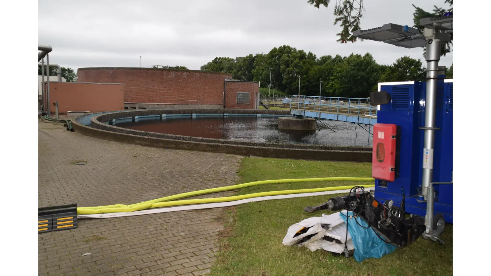 Hier stand alles unter Wasser. Aggregat und Schläuche des THW auf dem zuvor überfluteten Bereich. (Foto: ab)