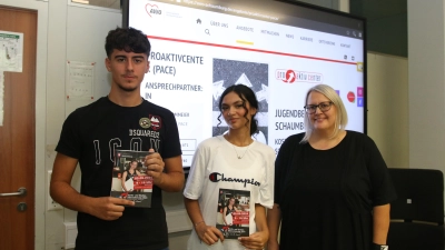 Eldin und Elmedina sind zwei der Schüler, die sich mit Unterstützung von Vera Slawitschek auf den Besuch des Berufs- und Studieninformationstages vorbereitet haben. (Foto: bb)