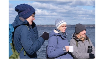 Beim Spaziergang am Steinhuder Meer tauschen sich die Fastenden aus. <br><br> (Foto: Borchers, Bastian)