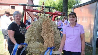 Präsentieren die Erntekrone: Ulrike Gehrke (li.) und Kerstin Fritz von den Landfrauen. (Foto: gi)