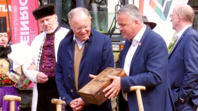 Ministerpräsident Stephan Weil hätte gerne gleich gewusst, was sich in der SaGa-Truhe befindet. Aber auch er braucht jetzt die Kinder. (Foto: gk)