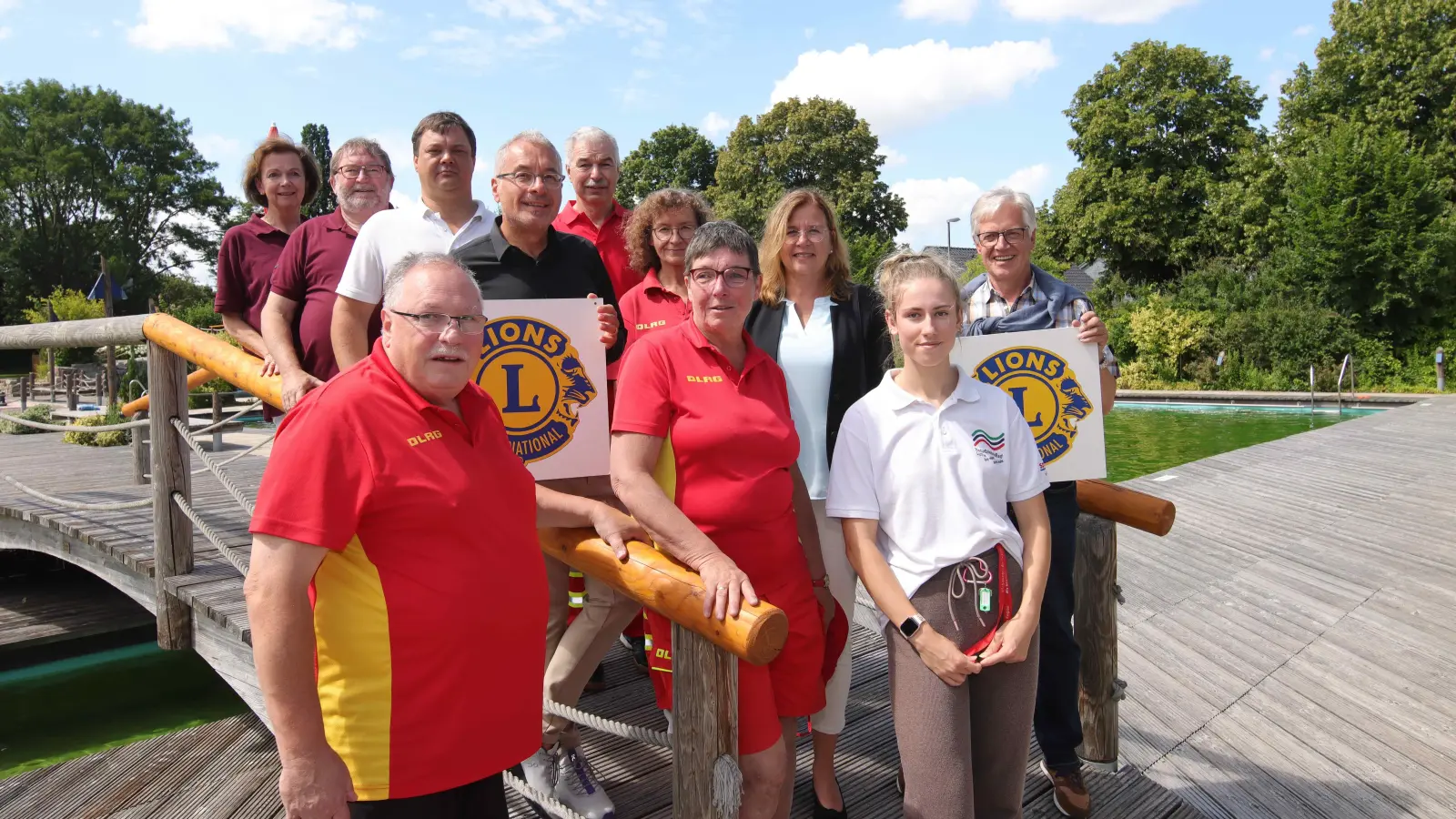 Unterstützen die Schwimmausbildung: Vertreter der DLRG, des Lions Club Steinhuder Meer, der Stadt und des NaturErlebnisBades.  (Foto: tau)