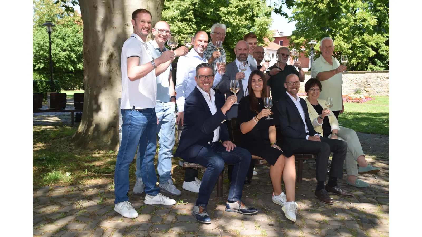 Juliane Djouimai (vorne rechts) und Christoph Jäger (vorne links) freuen sich mit den Ausstellern und Hauptsponsoren auf das Weinfest. (Foto: ab)