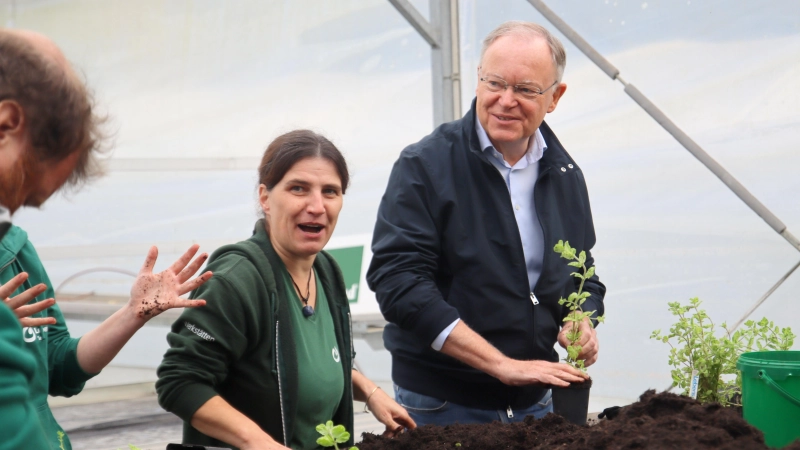 Packt in der Gärtnerei mit an: Niedersachsens Ministerpräsident Stephan Weil. (Foto: privat)