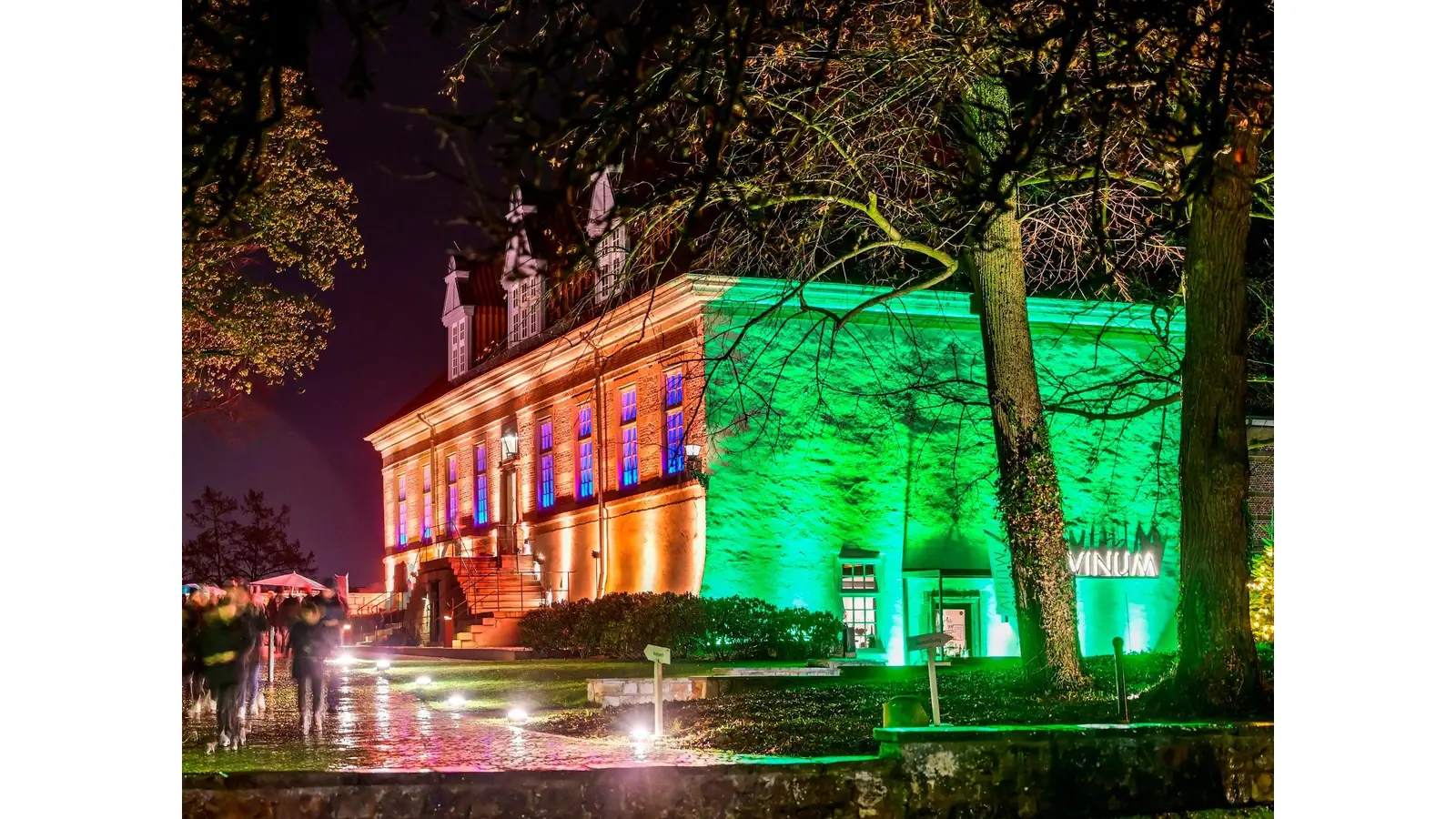 Erstrahlt in bunten Farben: Das Schloss Landestrost.