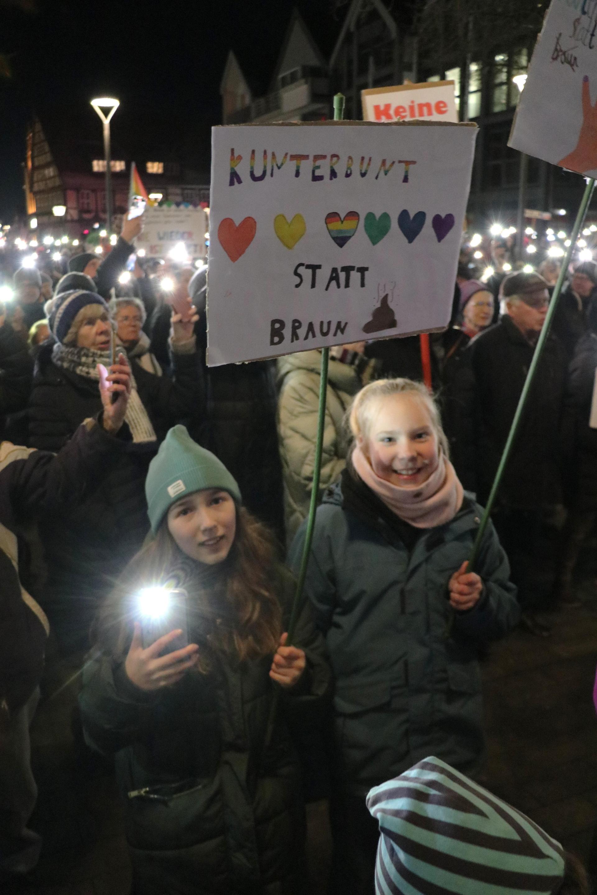 Mit Plakaten: Junge Teilnehmer der Demo. (Foto: gi)