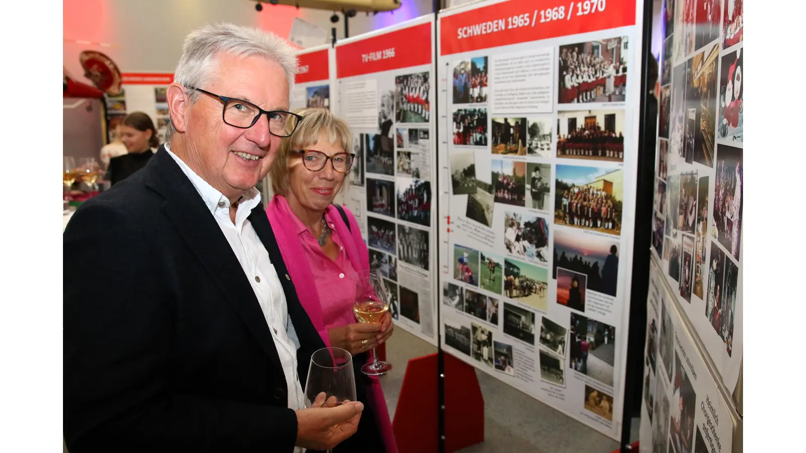 Zahlreiche Interessierte verschaffen sich in der Ausstellung einen Überblick über die Geschichte der Schaumburger Märchensänger. (Foto: Borchers, Bastian)