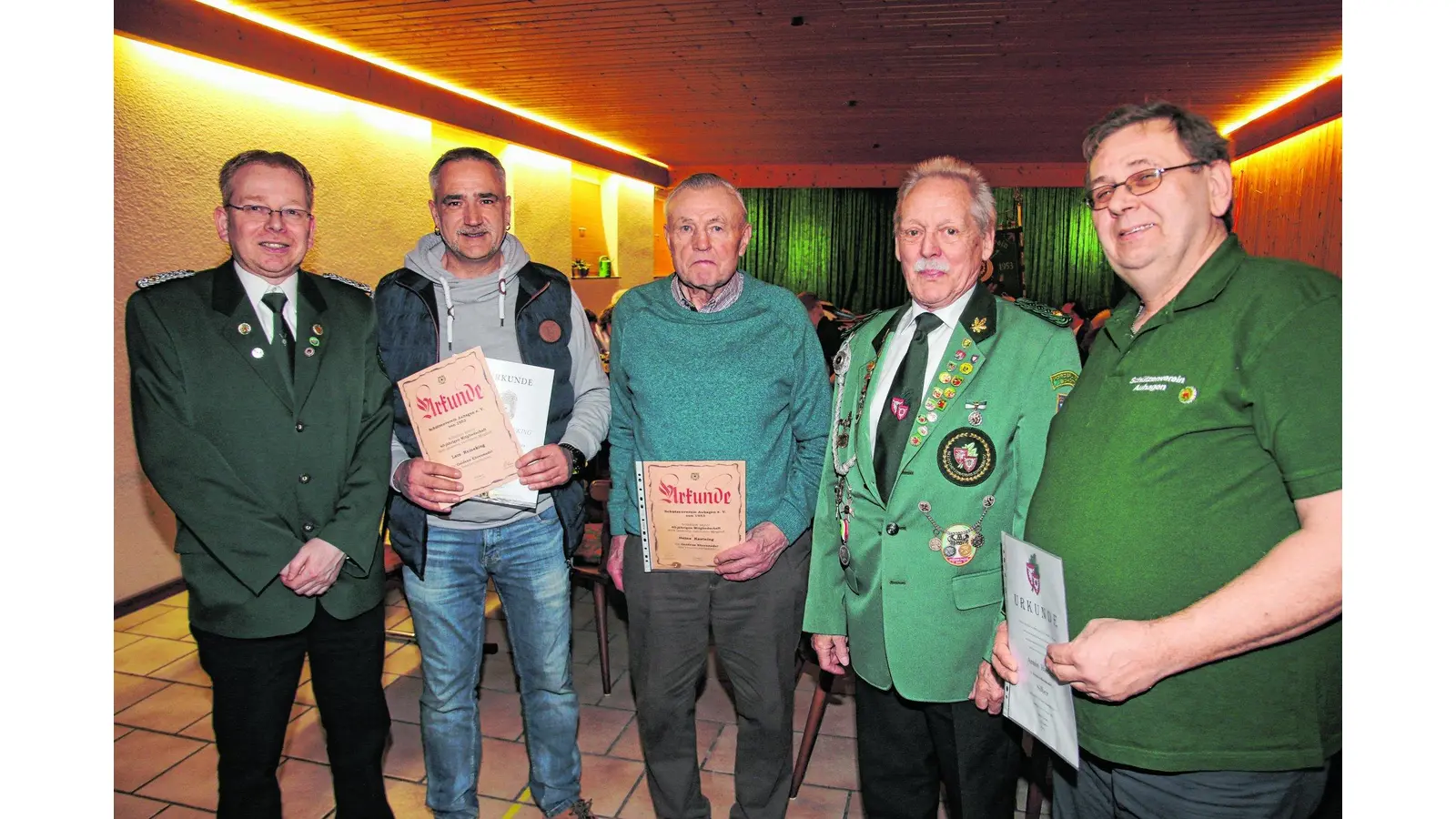 Armin Hankel erhält Kreisverdienstnadel (Foto: gi)