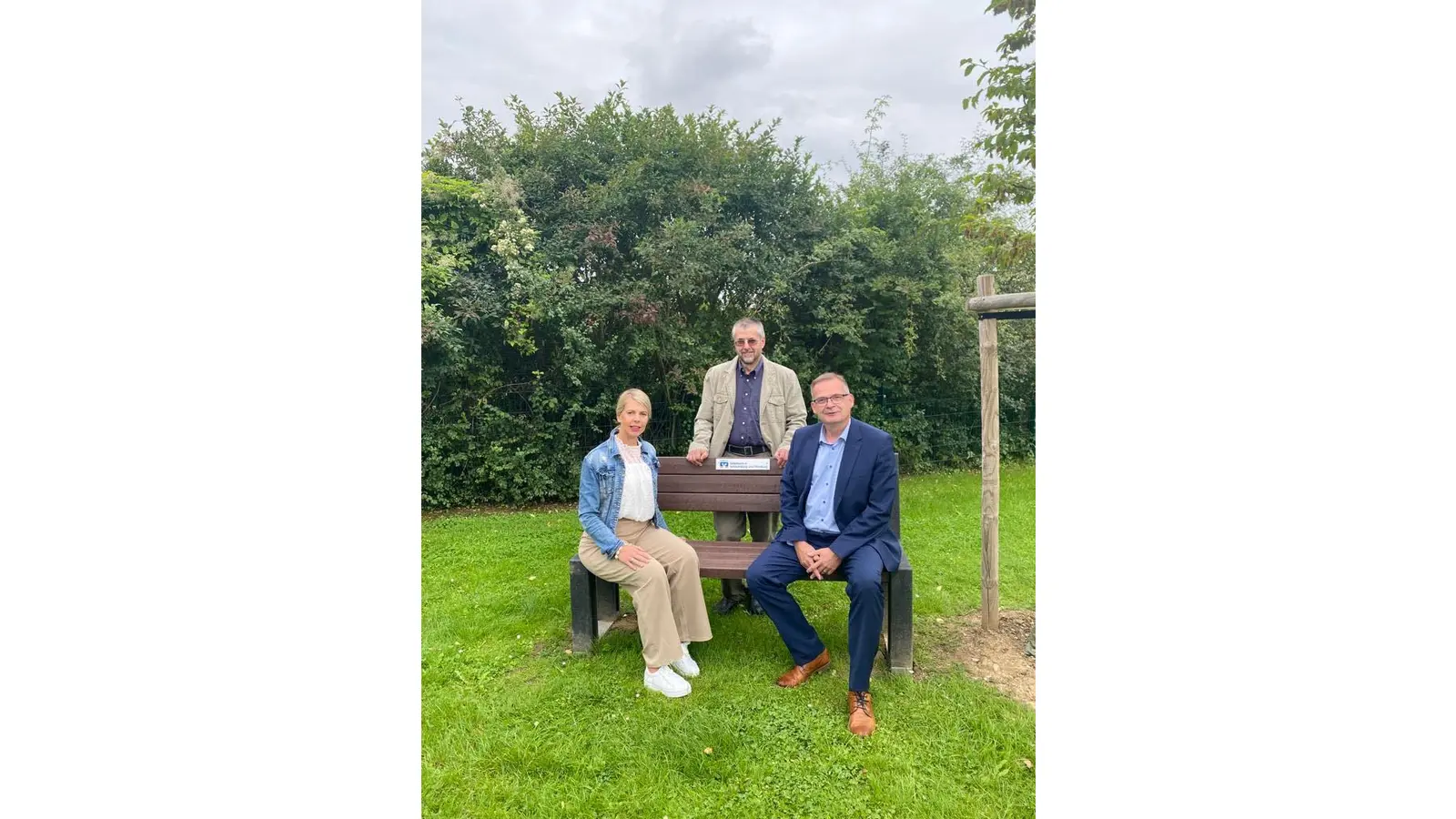 Heuerßens Bürgermeister Uwe Müller (Foto hinten),Torsten Schmidt und Miriam Schütte von der Volksbank in Schaumburg und Nienburg. (Foto: Privat)