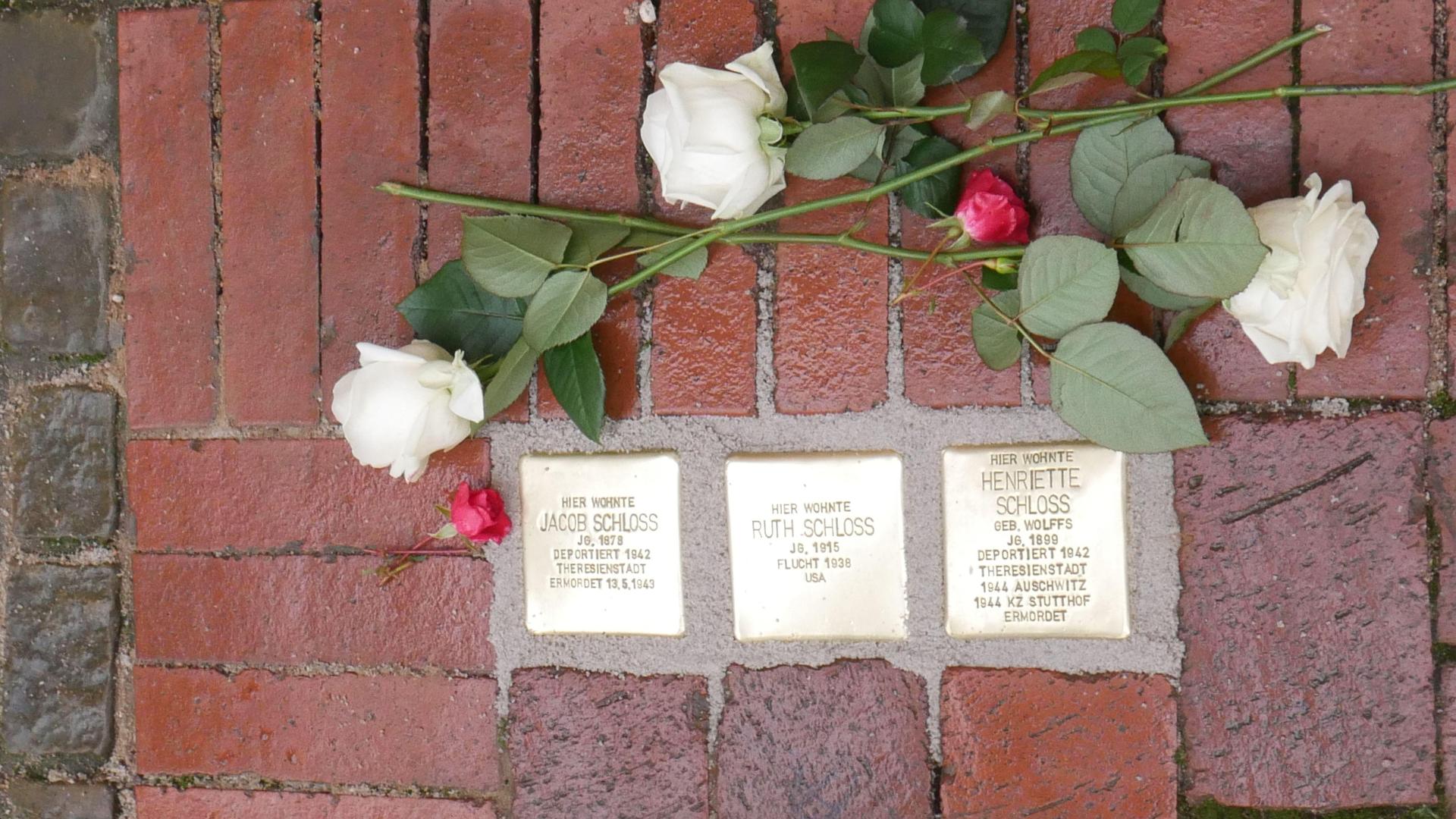 Geschmückte Stolpersteine. (Foto: gk)