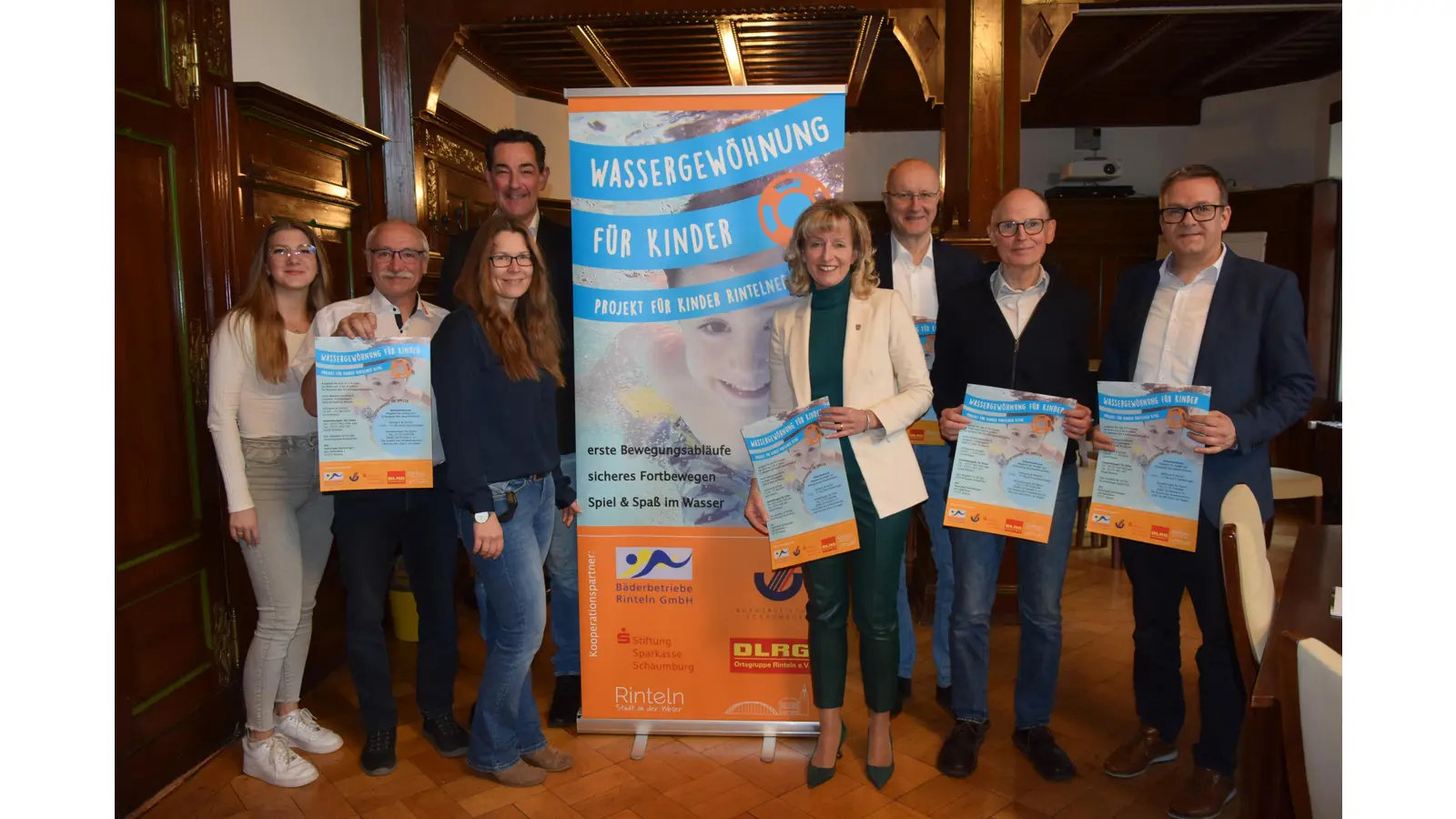 Bürgermeisterin Andrea Lange, der Vorsitzende der Bürgerstifung Schaumburg Karsten Becker, Jörg Nitsche von der Sparkassenstiftung, Ulrich Karl von den Stadtwerken, Lutz Hoppe von der DLRG Rinteln und Mareen Fennert aus dem Schulamt freuen sich, dass auch in diesem Jahr für Rintelner Kita Kinder Wassergewöhnungskurse angeboten werden können.  (Foto: ste)