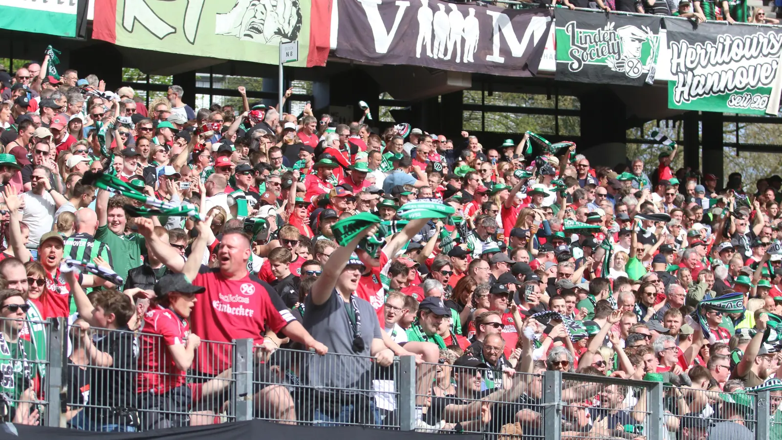 Die Fans hoffen nach dem Auftakterfolg nun auch auf einen Sieg gegen Preußen Münster. (Archivbild: bb)