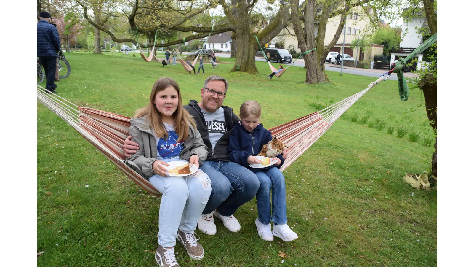 Auch der zweite Vorsitzende Niels Busche hat es sich mit Töchtern Carlotta (li., 11 Jahre) und Marlene (mit neuem Stofftier „Fuchsius”, 8 Jahre), in einer Hängematte bequem gemacht. (Foto: ab)