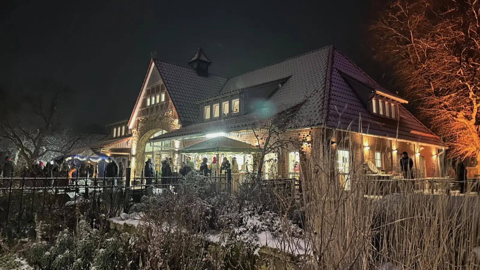 Lichter im Advent: Die Hofanlage in Holtensen. (Foto: privat)