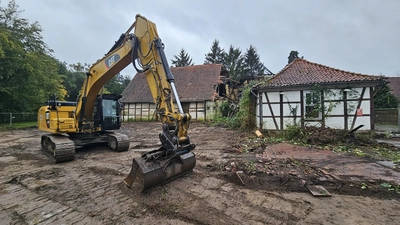 Vorarbeiten haben begonnen: Am ehemaligen Gasthaus Blumenau sind Sträucher und Büsche entfernt worden. (Foto: tau)