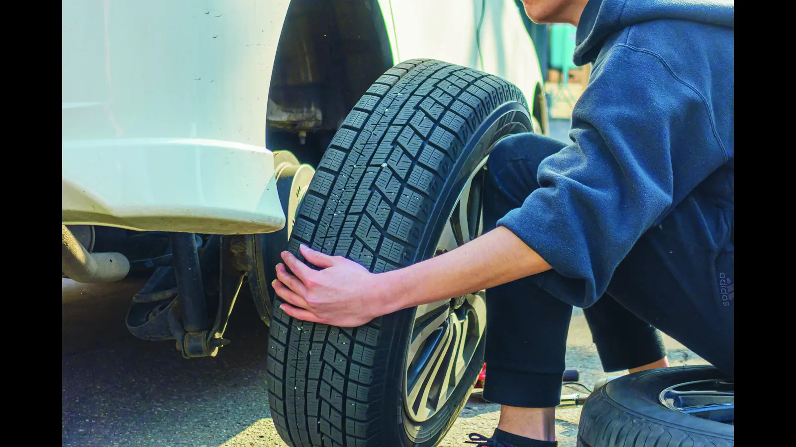 Reifenwechsel muss sein. Wer selber Hand anlegt, kann viel Geld sparen und ist auf der sicheren Seite. (Foto: Foto: tkyszk/stock.adobe.com/Autodoc/akz-o)