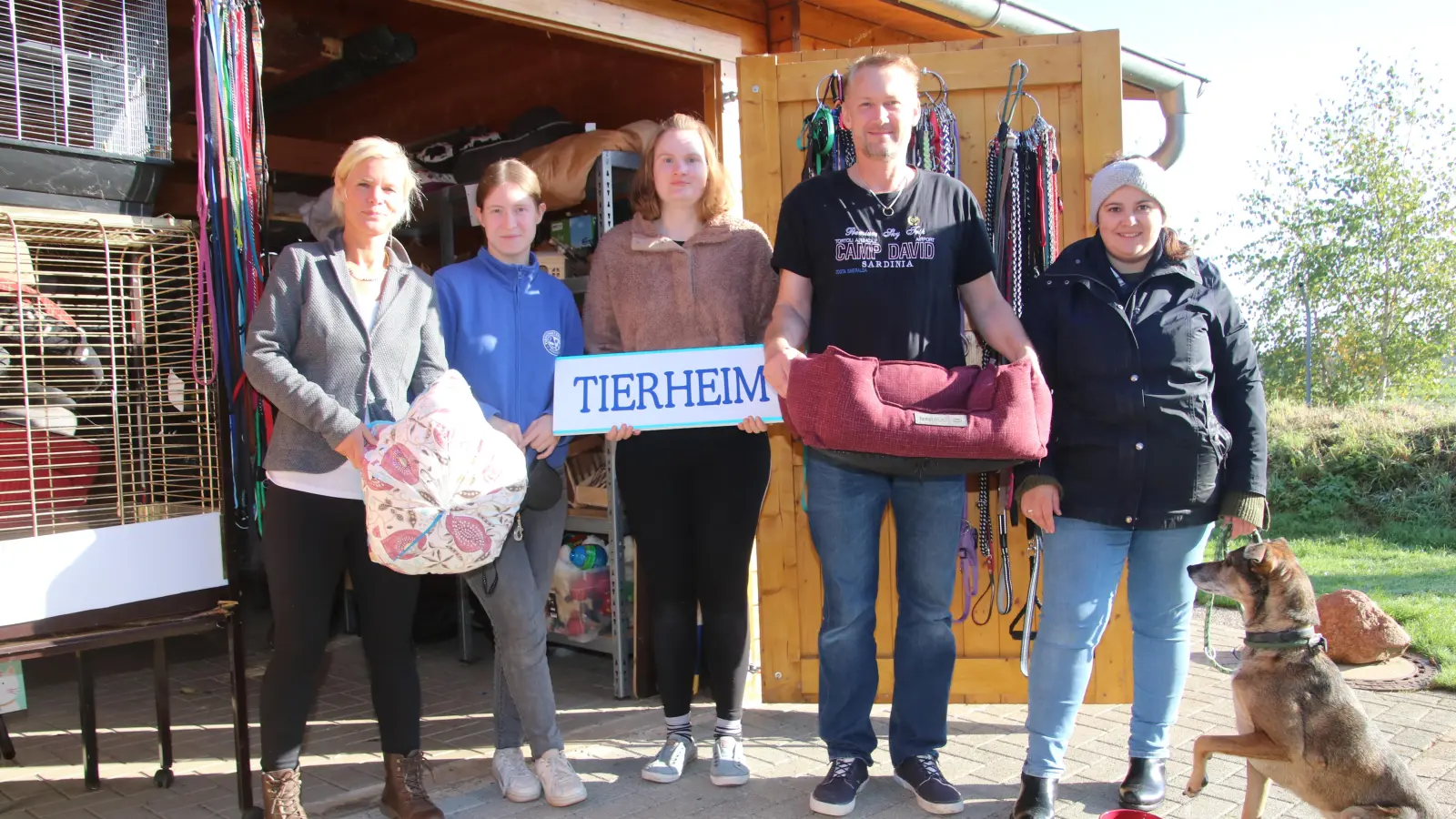 Laden ein (v.li.): Eileen Haucke, Celien Grabes, Antonia Jenke, Marco Köhler und Frauke Michel mit Hund „Happy”. (Foto: gi)