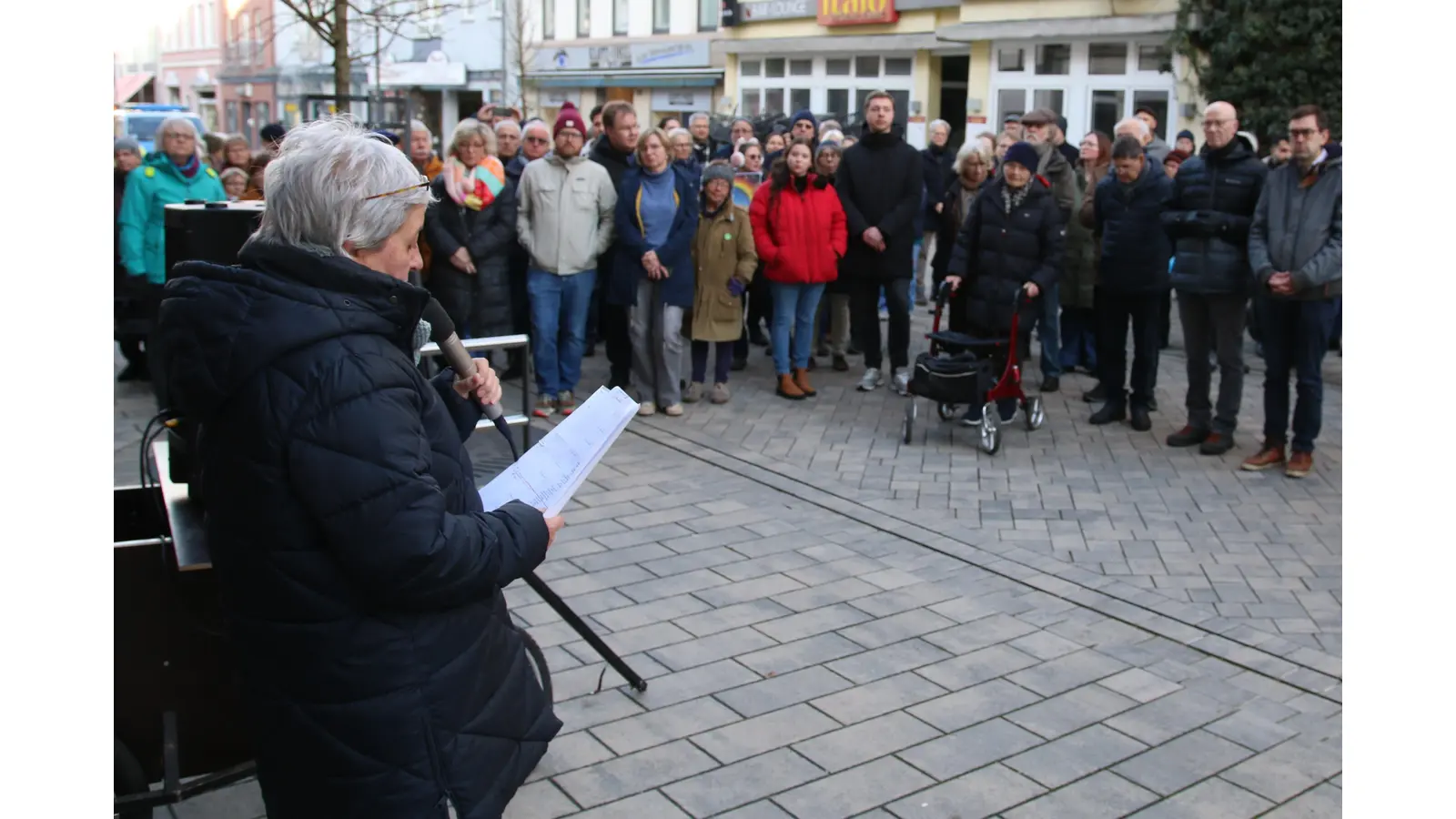 Archivarin Bettina Götz verliest Informationen, die an das Schicksal der unter dem NS-Regime verfolgten Stadthäger erinnern. (Foto: bb)