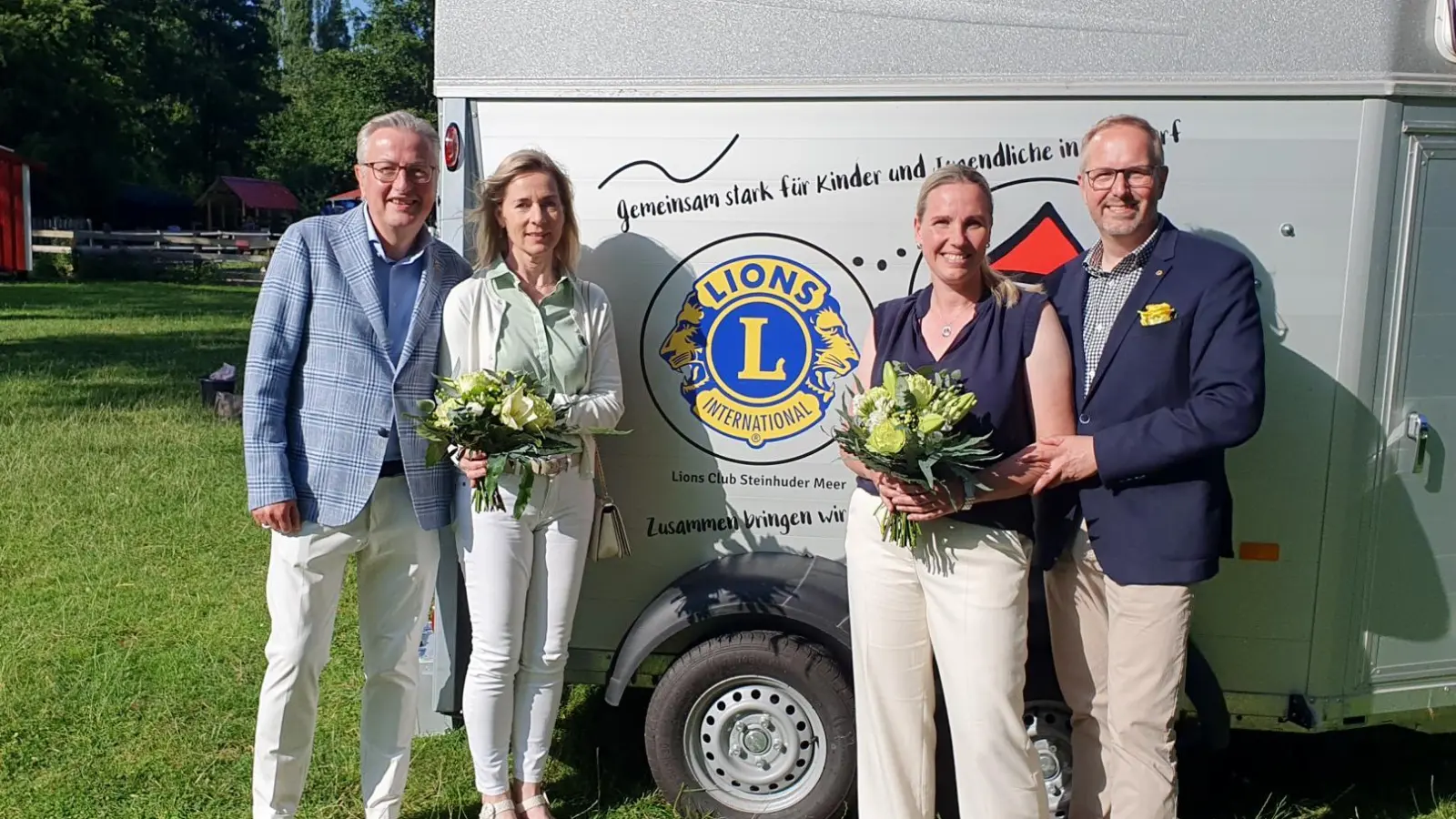 Bei der Übergabe (v.li.): Jens und Karen Zotzmann sowie Martina und Stefan von Kalben. (Foto: privat)