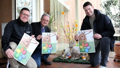 Der HGV-Vorsitzende Benjamin Dageför (v. li.), Pressewart Andreas Klauke und der stellvertretende Vorsitzende Daniel Hoppe geben den Startschuss für das Ostergewinnspiel. (Foto: bb)