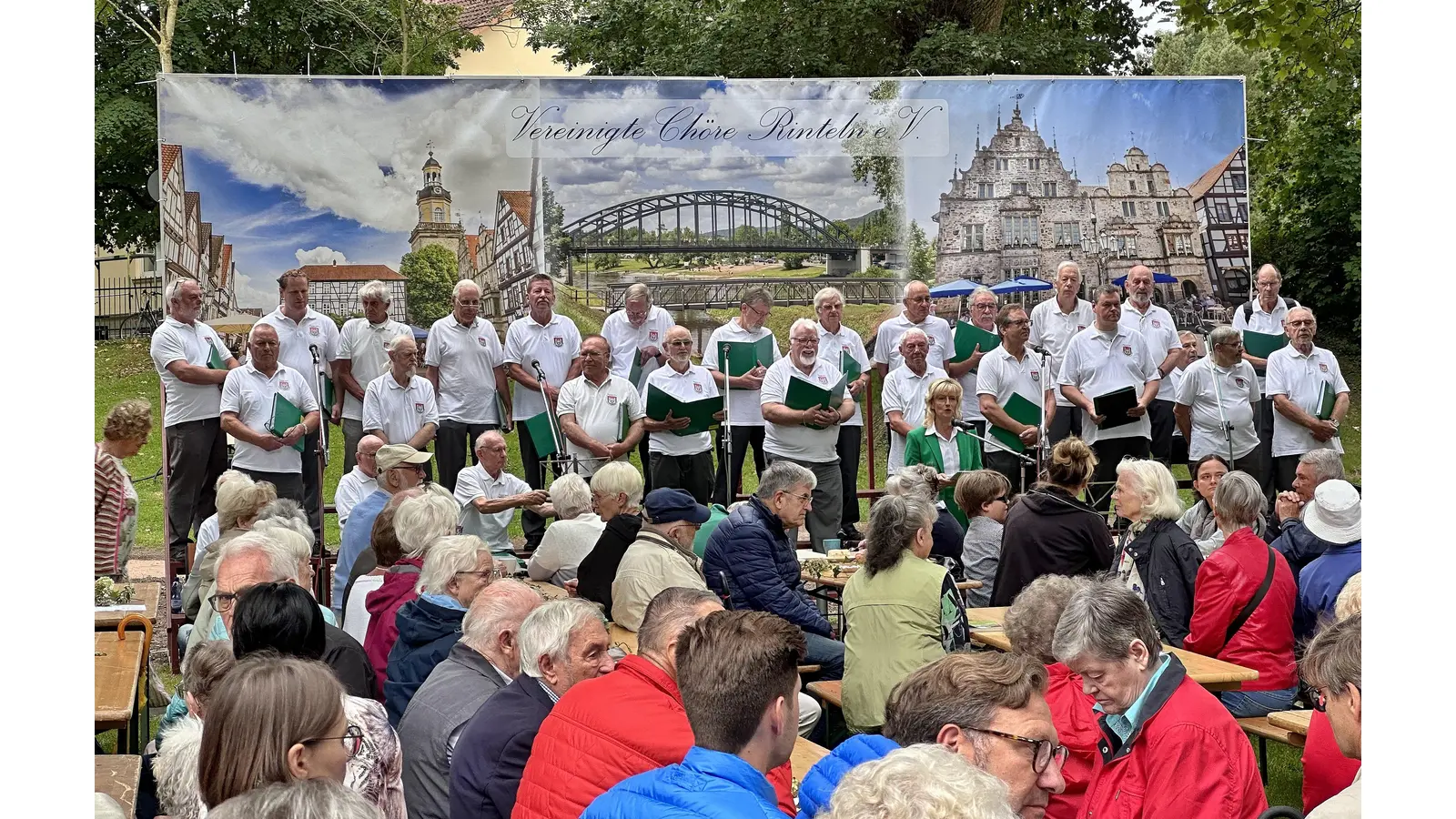 Bürgermeisterin Andrea Lange wird es sich nicht nehmen lassen, ein kurzes Begrüßungswort an die Gäste und die Akteure beim Blumenwallfest zu richten.  (Foto: ste)