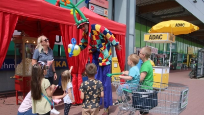 Marktleiterin Maria Mercé (li.) freut sich über die Kinder, die nicht nur Spaß am Popcorn, sondern auch an Luftballonkünstler „Tom Balloni“ hatten.  (Foto: gi)