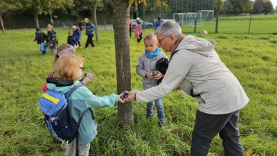 Auf der Streuobstwiese: Kinder des Hortes und Anna-Marie Rösner. (Foto: tau)