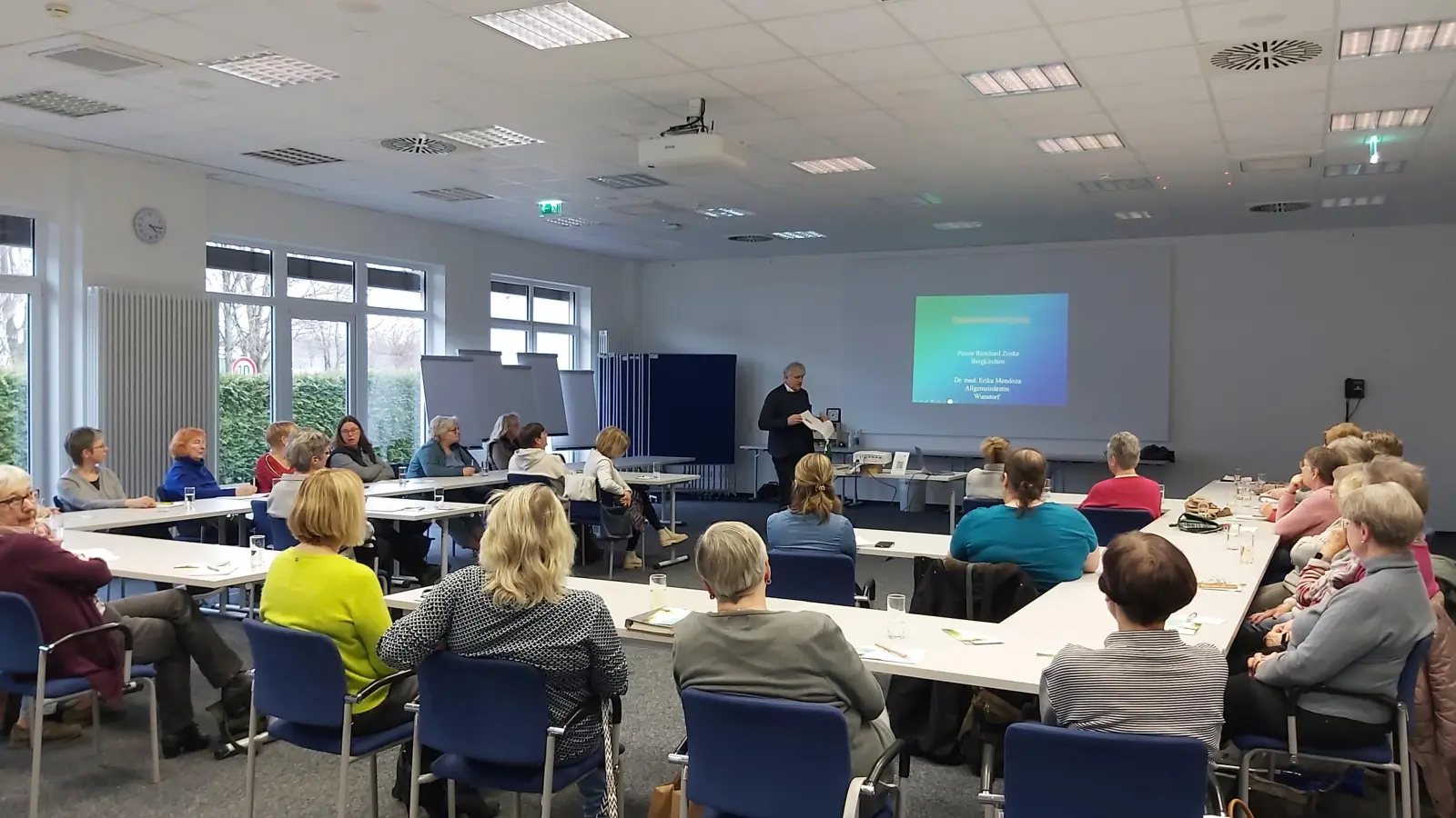 Pastor Reinhard Zoske informiert die Teilnehmerinnen zum Thema Patientenverfügung. (Foto: privat)