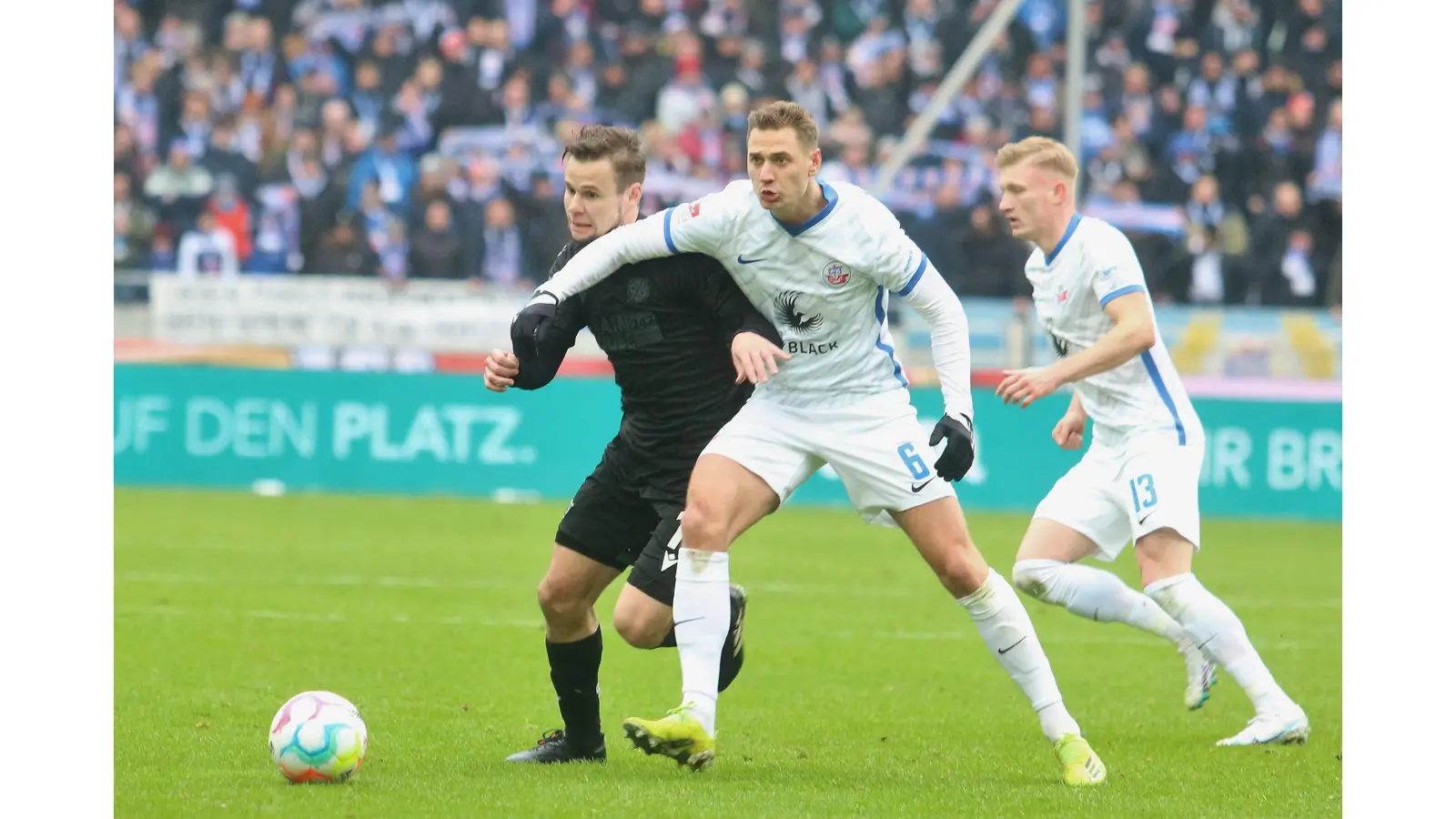 Louis Schaub und das 96-Team erwartet wie gegen Rostock auch in Braunschweig ein kampfbetontes Spiel. (Foto: Borchers, Bastian)