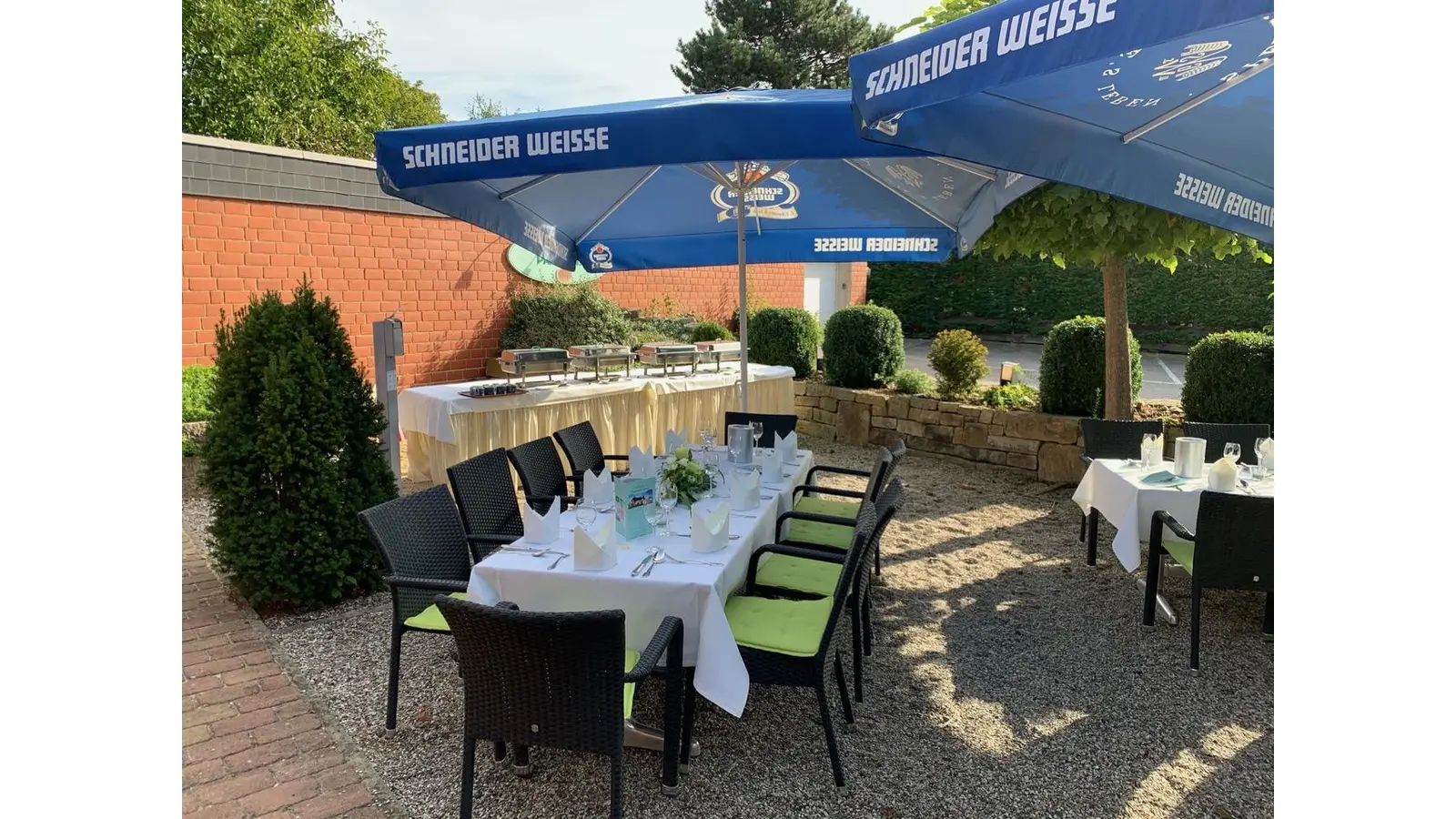 Im Hofgarten des Landgasthauses Fischer lassen sich die leckeren Speisen und das Feierabend-Bier derzeit besonders gut genießen.  (Foto: privat)