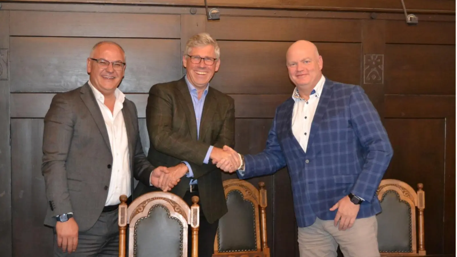 Besiegeln per Handschlag die Vereinbarung (v.li.): Cengiz Temur (Opik Nord), Bürgermeister Carsten Piellusch und Ben Meijer (MIH). (Foto: privat)