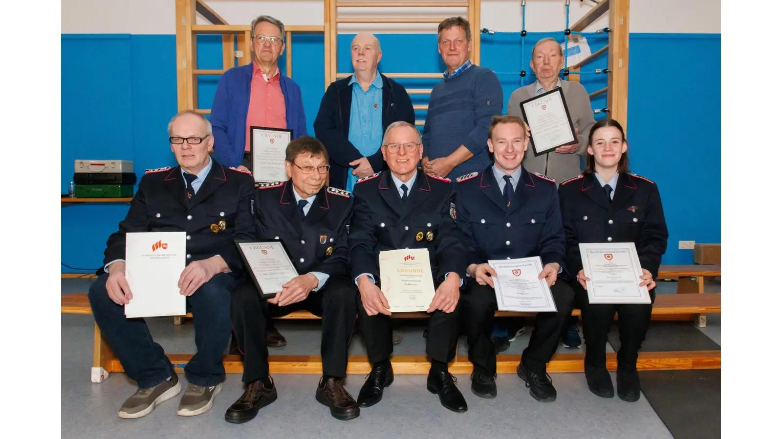 Von links nach rechts: Udo Wilkening (50 Jahre passiv), Rolf Harmening (40 Jahre fördernd), Karl-Heinz Krome (60 Jahre passiv), Dirk Wilkening (25 Jahre fördernd), Joachim Peeck (50 Jahre passiv), Gerhard Heumann (25 Jahre fördernd), Marcel Reinkensmeier (Löschmeister), Ernst-Adolf Drygalla (60 Jahre fördernd), Dorothee Oetker (Oberfeuerwehrfrau). <br><br>  (Foto: Michael Jedamzik )