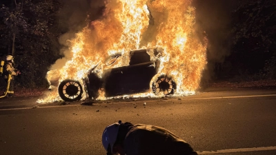 In Vollbrand: Ein Fahrzeug auf der B 441.  (Foto: Feuerwehr Dedensen)