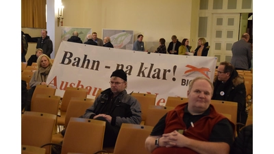 Mitten im Saal ein Banner der Bürgerinitiative „BIGTAB” - Gegen den Trassenfernen Ausbau der Bahn.  (Foto: ab)