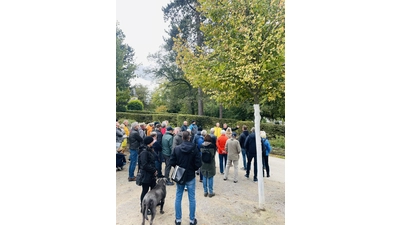 Viel Interesse gab es bereits beim ersten Parkspaziergang mit Mike Schmidt und Benjamin Lotz. (Foto: LaGa gGmbH)