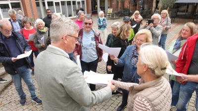 Übergabe: Bürgermeister Carsten Piellusch nimmt Unterschriftenlisten von Bürgern entgegen. (Foto: tau)