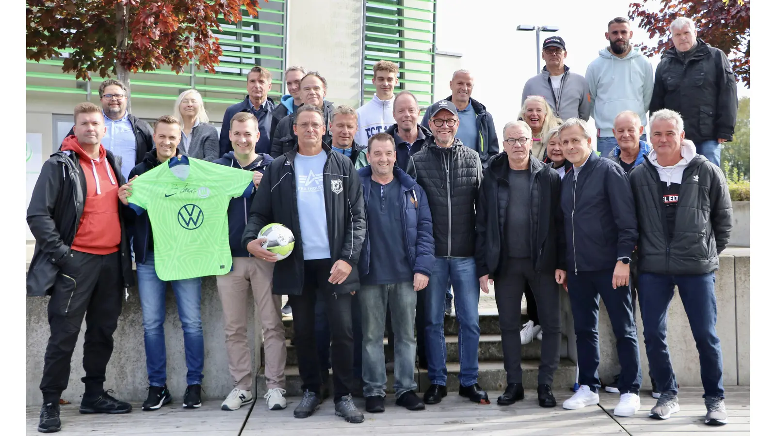 Die Delegation aus Rodenberg nimmt den zweiten Preis der niedersächsischen Typisierungsmeisterschaft von Weltmeister Pierre Littbarski entgegen. (Foto: privat)